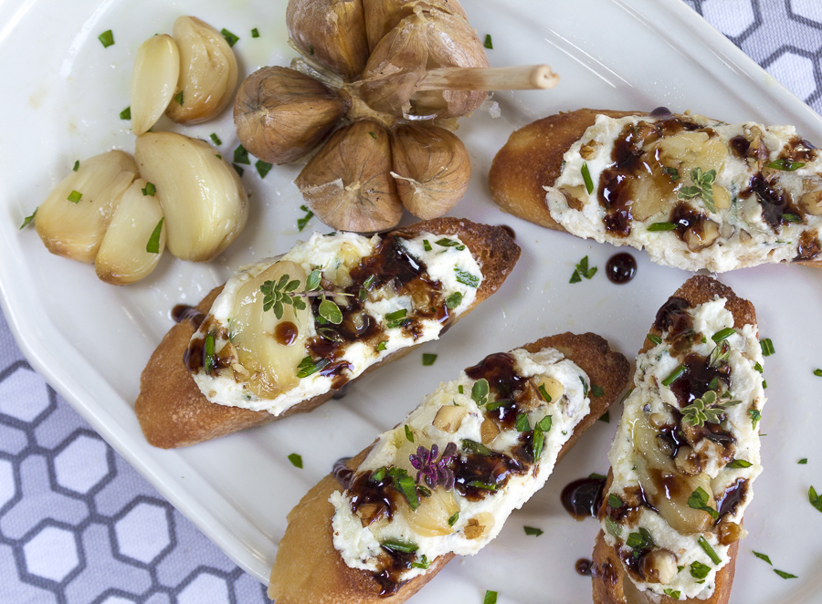 A wonderful spread with roasted garlic cloves for a mellow touch. Add some zest with the balsamic-honey drizzle 