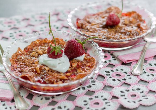 Genius Strawberry Lace-Cookie Crisp in individual pie pans