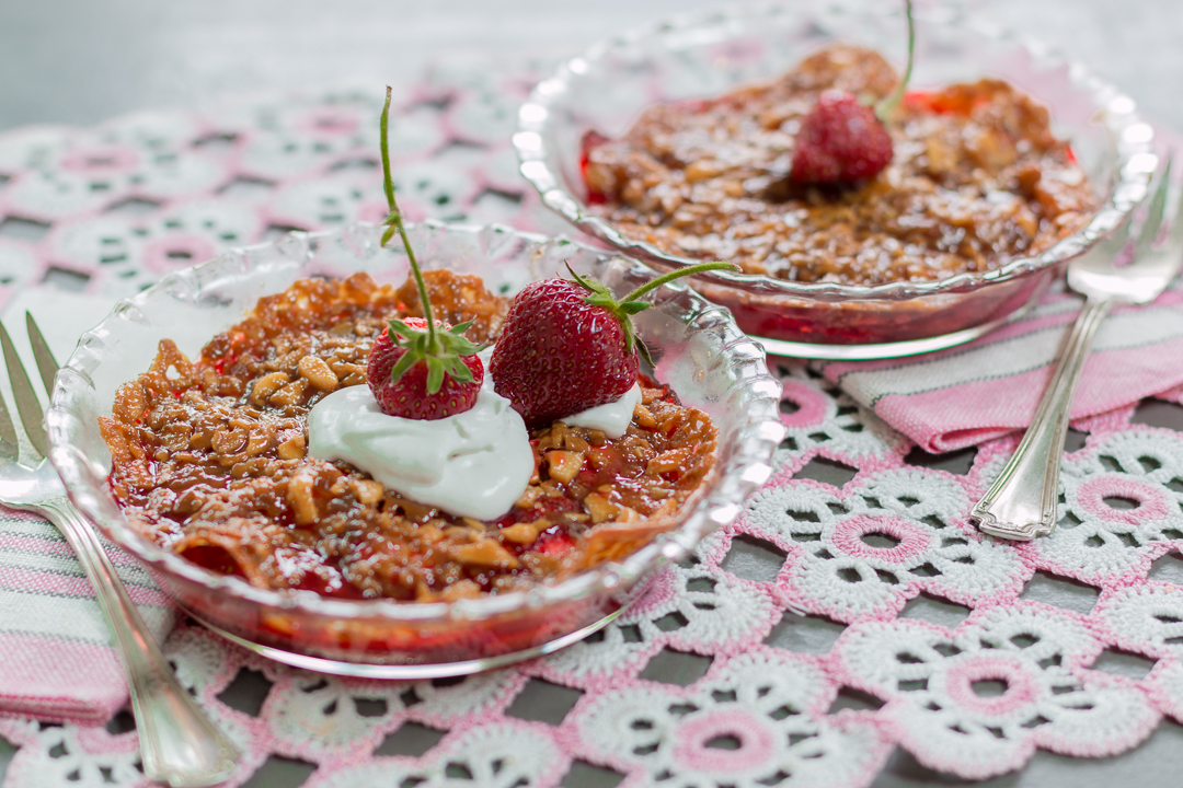 Genius Strawberry Lace-Cookie Crisp in individual pie pans