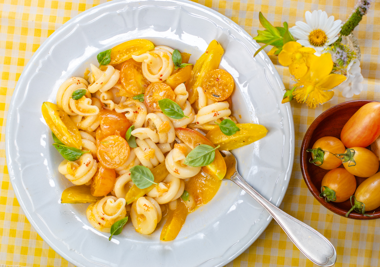 No-Cook Heirloom Yellow Tomato Sauce with Pasta