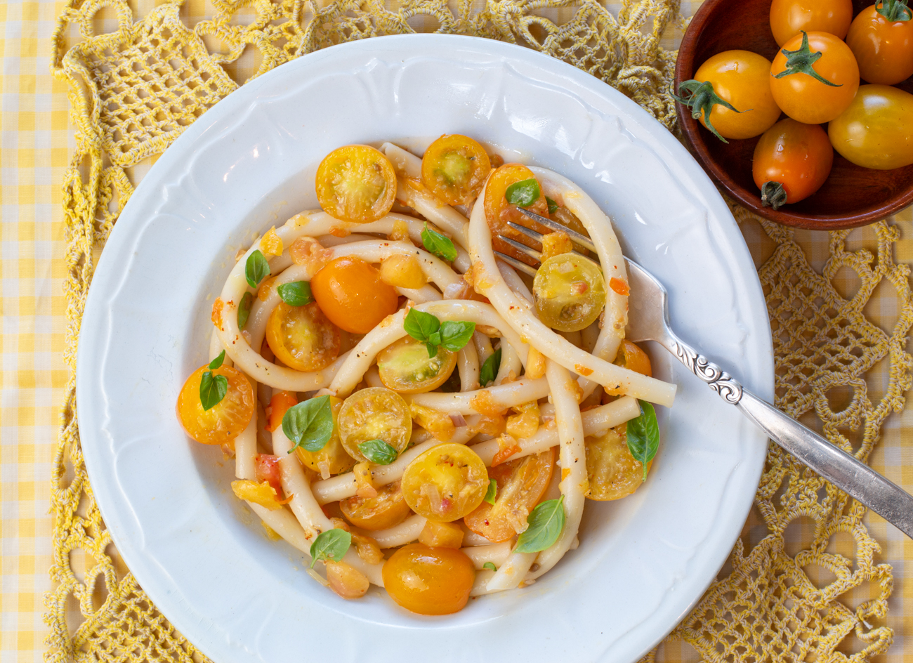 The No-Cook Yellow Tomato Sauce with another type of Pasta : Greek Long Macaroni