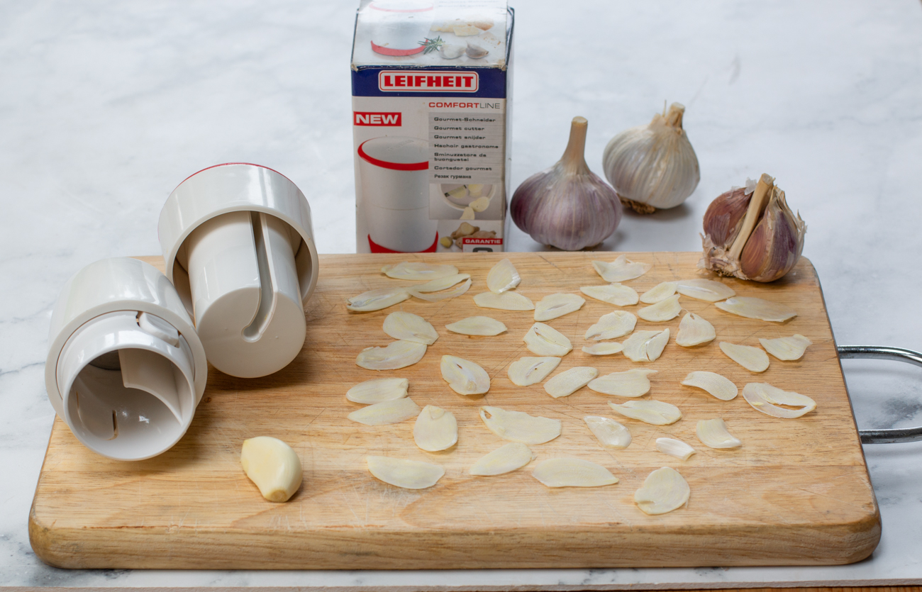 Thinly slicing garlic for the "Garlic Crisps" with Leifheit Comfortline Gourmet Garlic Slicer