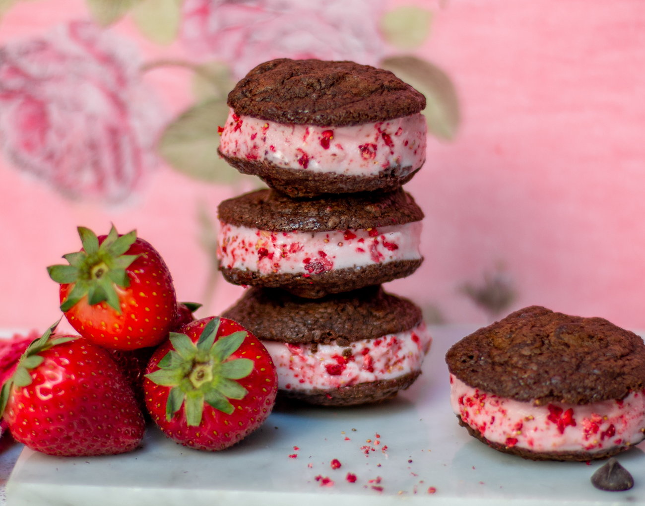 Strawberry Frozen Yogurt Cookie Sandwiches - Double Dark Chocolate Cookie: Gluten Free