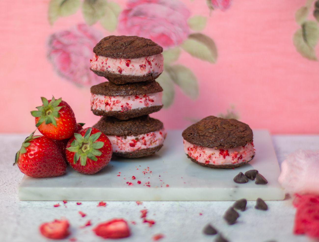 Strawberry Frozen Yogurt Sandwich with Double Chocolate Cookie - It's Gluten Free