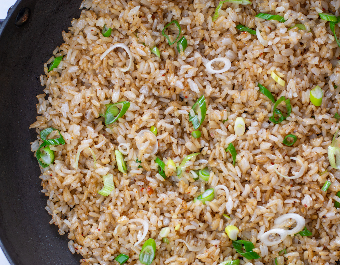 Pan-fried rice with seasonings and sliced scallions 